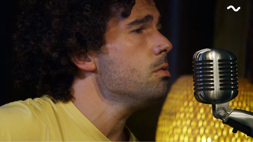 Videoclip en directo de artista independiente en Barcelona, multicámara por Brava Films